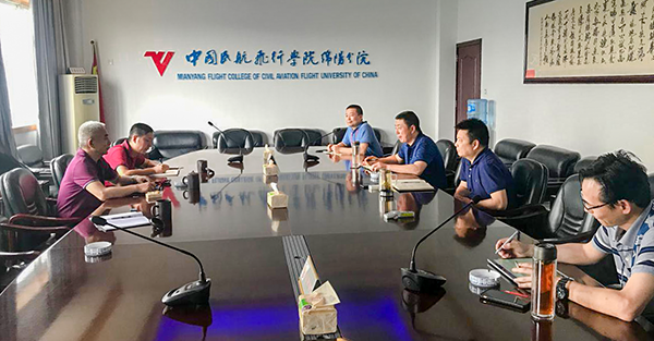 1559011808292874.png 集團公司領(lǐng)導(dǎo)赴飛行學(xué)院洽談暑運加班事宜.png