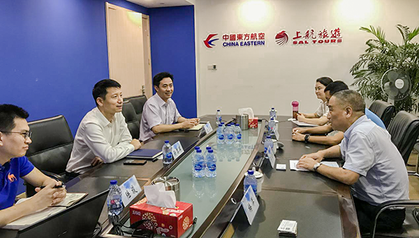 7月9日，集團(tuán)公司董事長(zhǎng)李漢東、副總經(jīng)理龔勇一行前往上航假期國(guó)際旅行社總部，拜訪上航假期總經(jīng)理靳黎軍，雙方就下一步開(kāi)展更加深入的合作進(jìn)行了洽談。市場(chǎng)營(yíng)銷部、經(jīng)營(yíng)管理部相關(guān)負(fù)責(zé)人陪同參加。.png