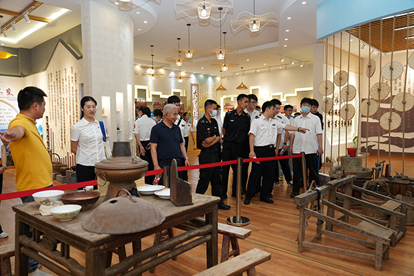 “助力鄉(xiāng)村振興，踐行艱苦奮斗” 將新員工黨性教育活動(dòng)搬到對口幫扶村.jpg