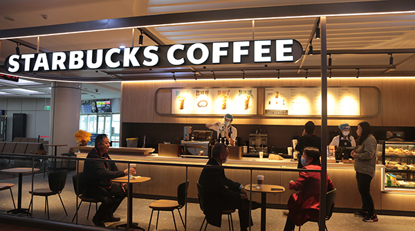 1666750252947086.jpg 西南地區(qū)第一家支線機場星巴克門店在綿陽機場正式開業(yè)1011.jpg