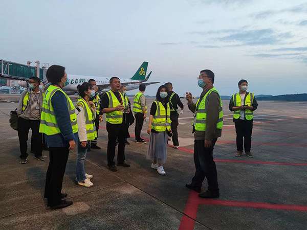 1666752347785588.jpg 綿陽(yáng)機(jī)場(chǎng)停機(jī)坪改造項(xiàng)目順利通過(guò)行業(yè)驗(yàn)收.jpg