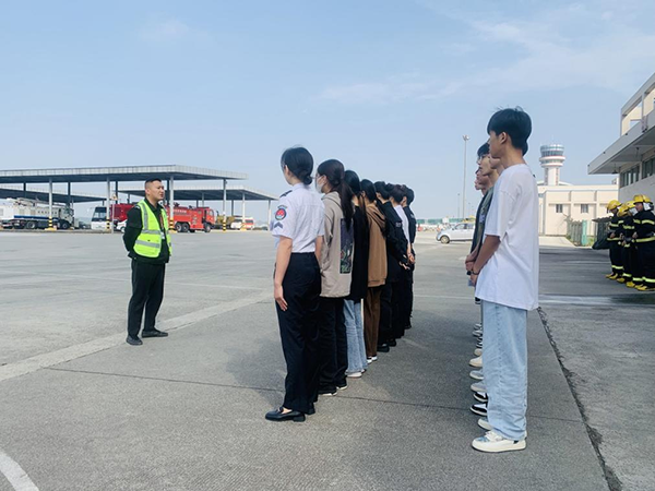 綿陽機(jī)場安檢站對閬中機(jī)場、民航校  實(shí)習(xí)生開展軍訓(xùn).png