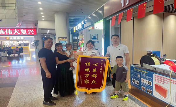 心系群眾，情暖萬(wàn)家—— 綿陽(yáng)機(jī)場(chǎng)安檢站暖心服務(wù)獲錦旗.png