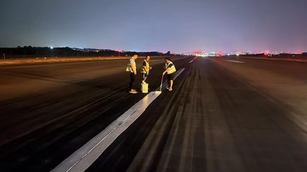 深夜，航班結(jié)束后，工作人員對跑道中心線進行復(fù)新_副本.jpg